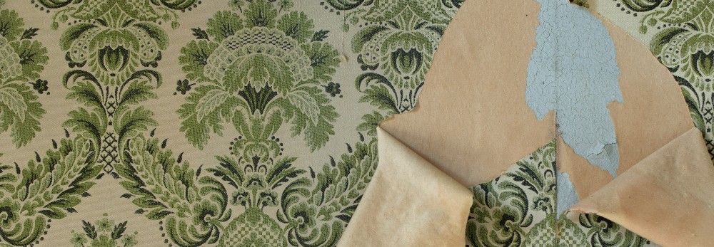 Abgelöste Tapete an der Wand